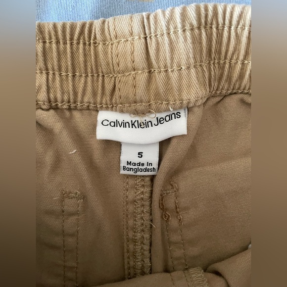 💯 Cotton Calvin Klein Light Blue Polo all over logo with Tan Shorts - Picture 11 of 16